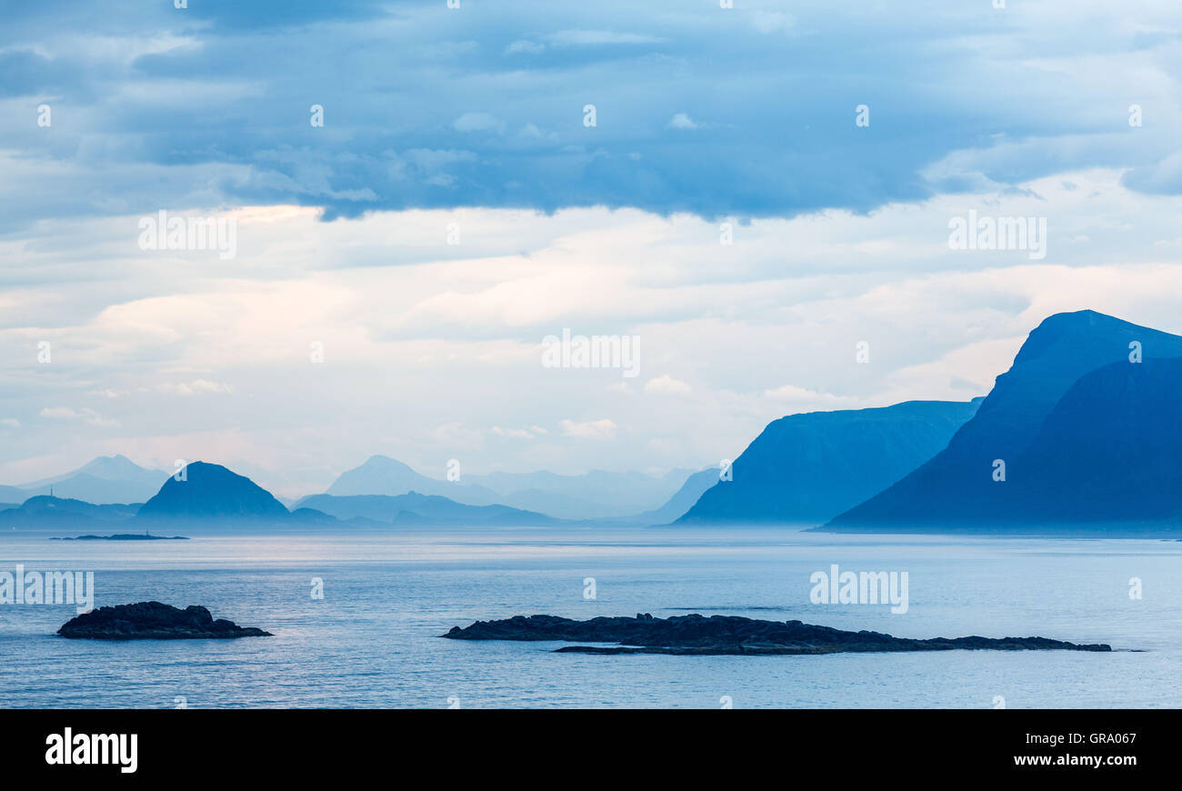 Aussicht auf Alesund In Norwegen mit Küstenlandschaft und das Meer und Berge In blaue Dämmerung Stockfoto