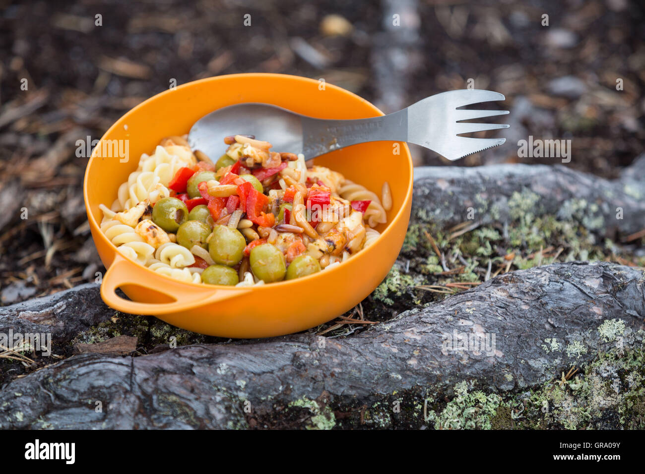 Plastikschüssel mit Nudeln und Oliven als Nahrung während der Aktivität im freien Stockfoto