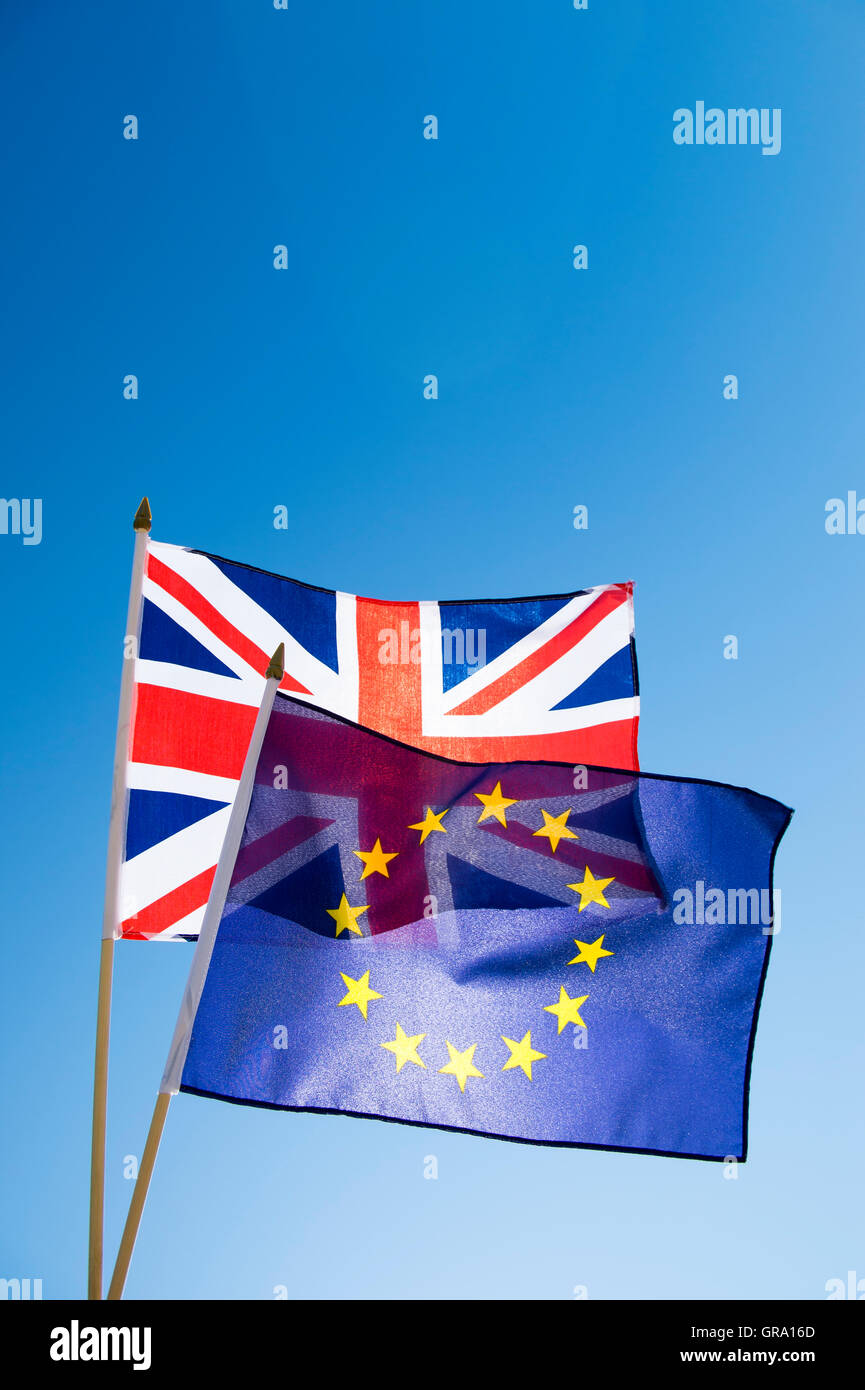 Europäischen Union und der britische Union Jack Flagge Hintergrundbeleuchtung vor strahlend blauem Himmel im Zuge der Brexit EU-referendum Stockfoto