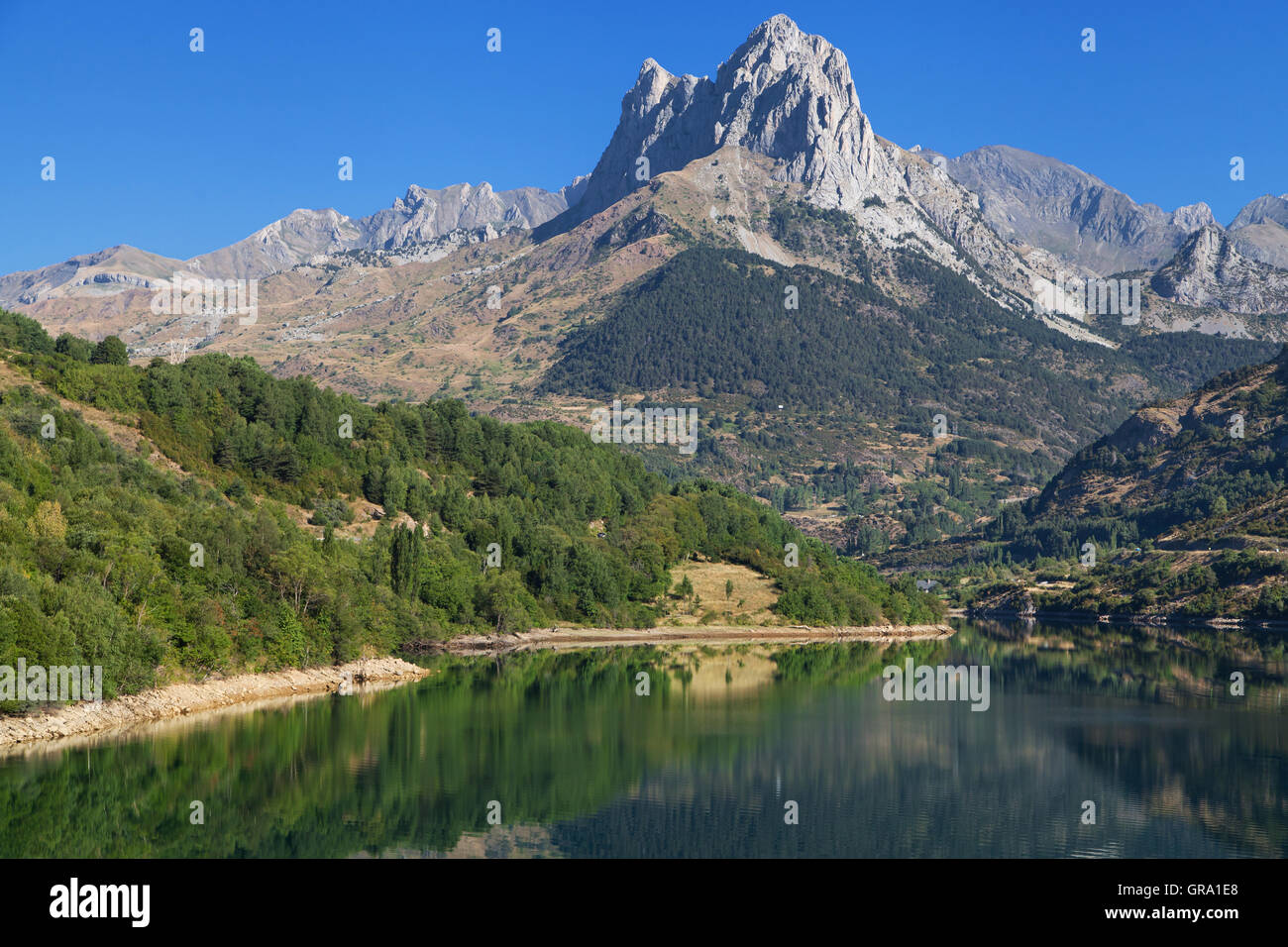 Foratata Peak spiegelt sich in Lanuza Reservoir in Tena-Tal, Pyrenäen, Huesca, Spanien. Stockfoto