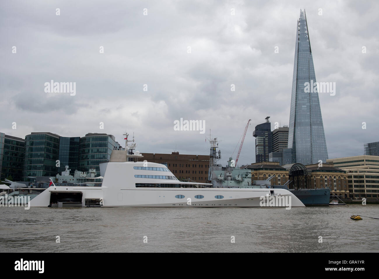 Ein 390ft Motoryacht Zugehörigkeit zu russischen Tycoon Andrey Melnichenko auf der Themse in London. Stockfoto