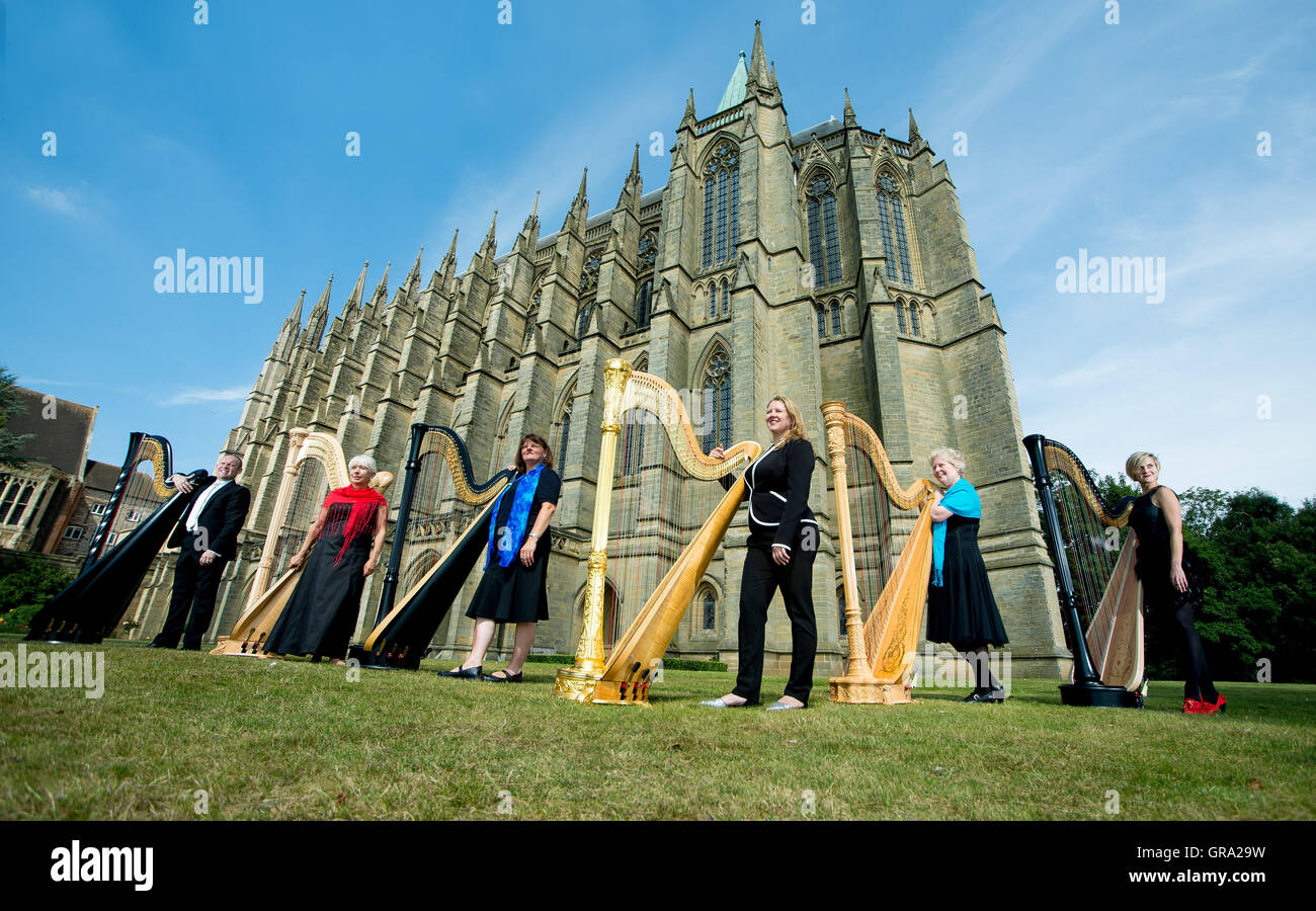 Gruppe von Harfenspielern außerhalb in Lancing College Kapelle, Sussex, UK. Stockfoto