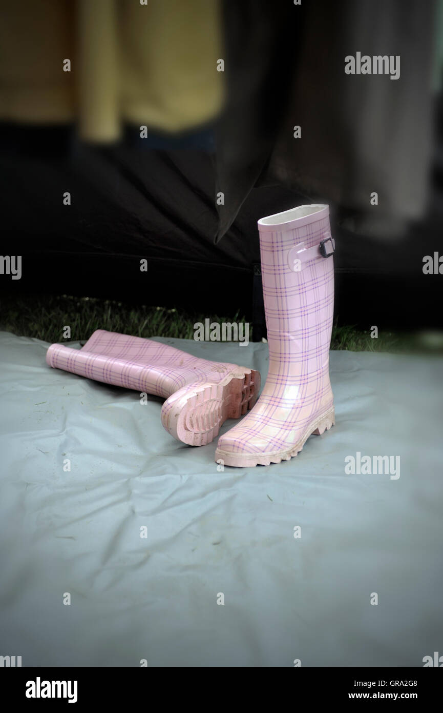 rosa Gummistiefel Stockfoto