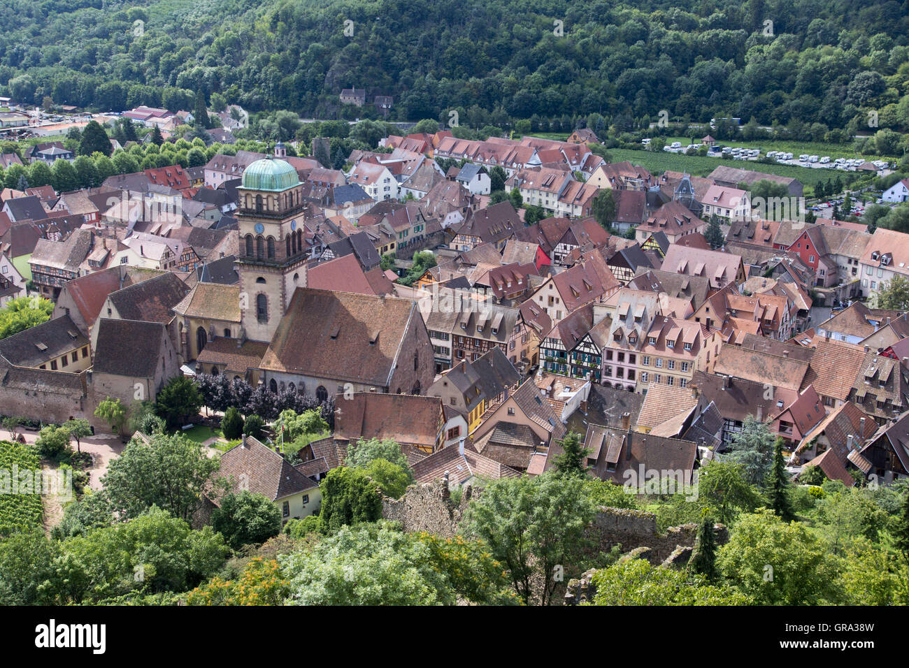 Kaysersberg mit Kirche Sainte-Croix, Kaysersberg, Haut-Rhin, Elsass, Frankreich, Europa Stockfoto
