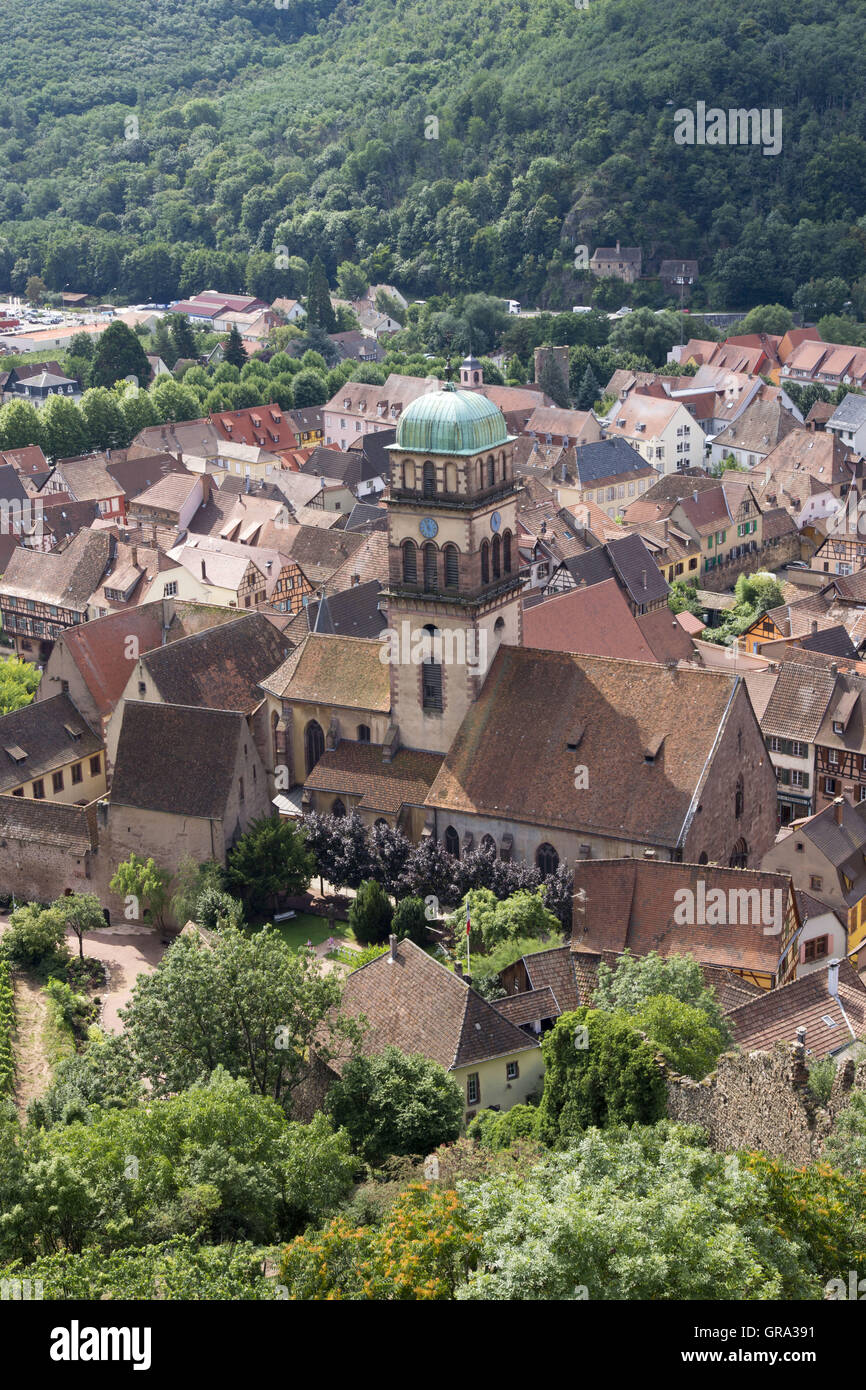 Kaysersberg mit Kirche Sainte-Croix, Kaysersberg, Haut-Rhin, Elsass, Frankreich, Europa Stockfoto