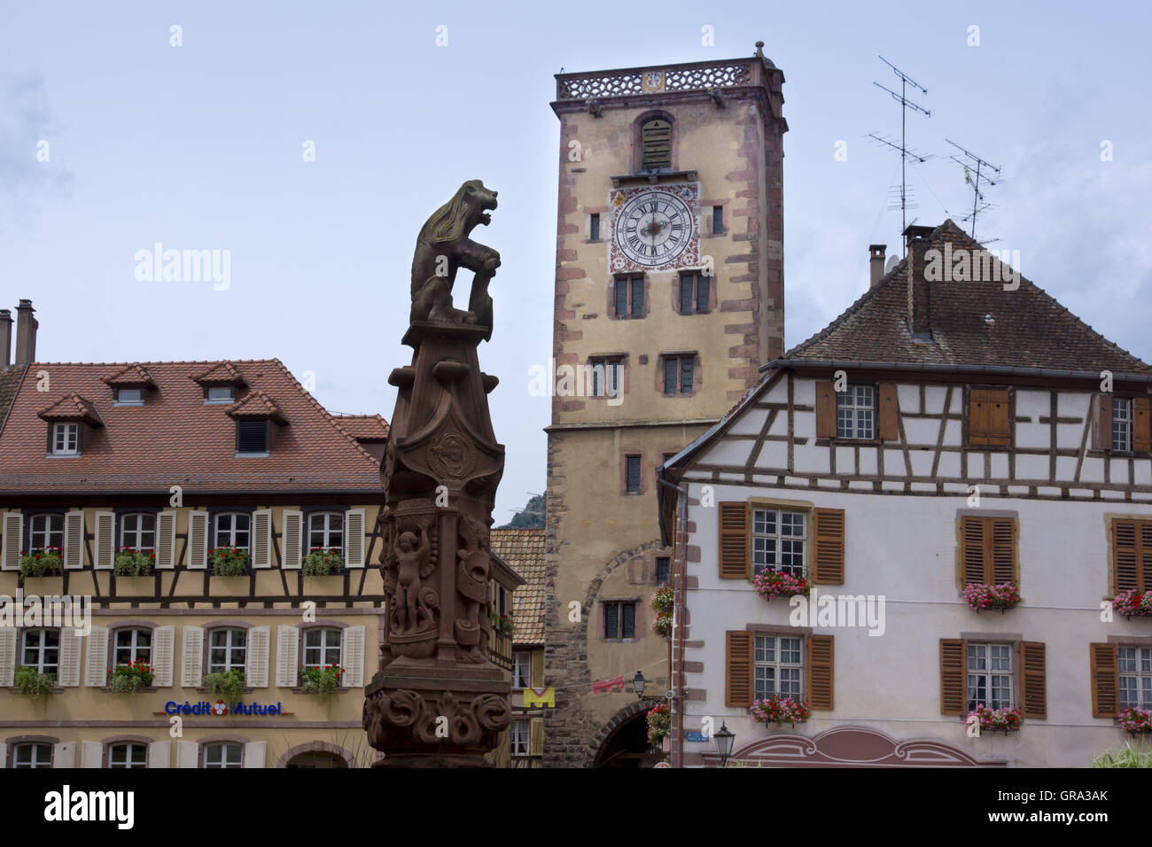 De La Mairie, im Hintergrund der Metzgerturm Turm, Ribeauvillé, Elsass, Departement Haut-Rhin, Frankreich, Europa statt Stockfoto