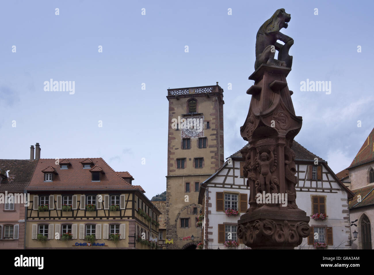 De La Mairie, im Hintergrund der Metzgerturm Turm, Ribeauvillé, Elsass, Departement Haut-Rhin, Frankreich, Europa statt Stockfoto