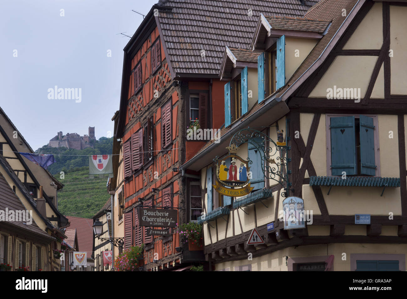 Grand Rue, im Hintergrund die Ulrichsburg Burg, Ribeauvillé, Elsass, Departement Haut-Rhin, Frankreich, Europa Stockfoto