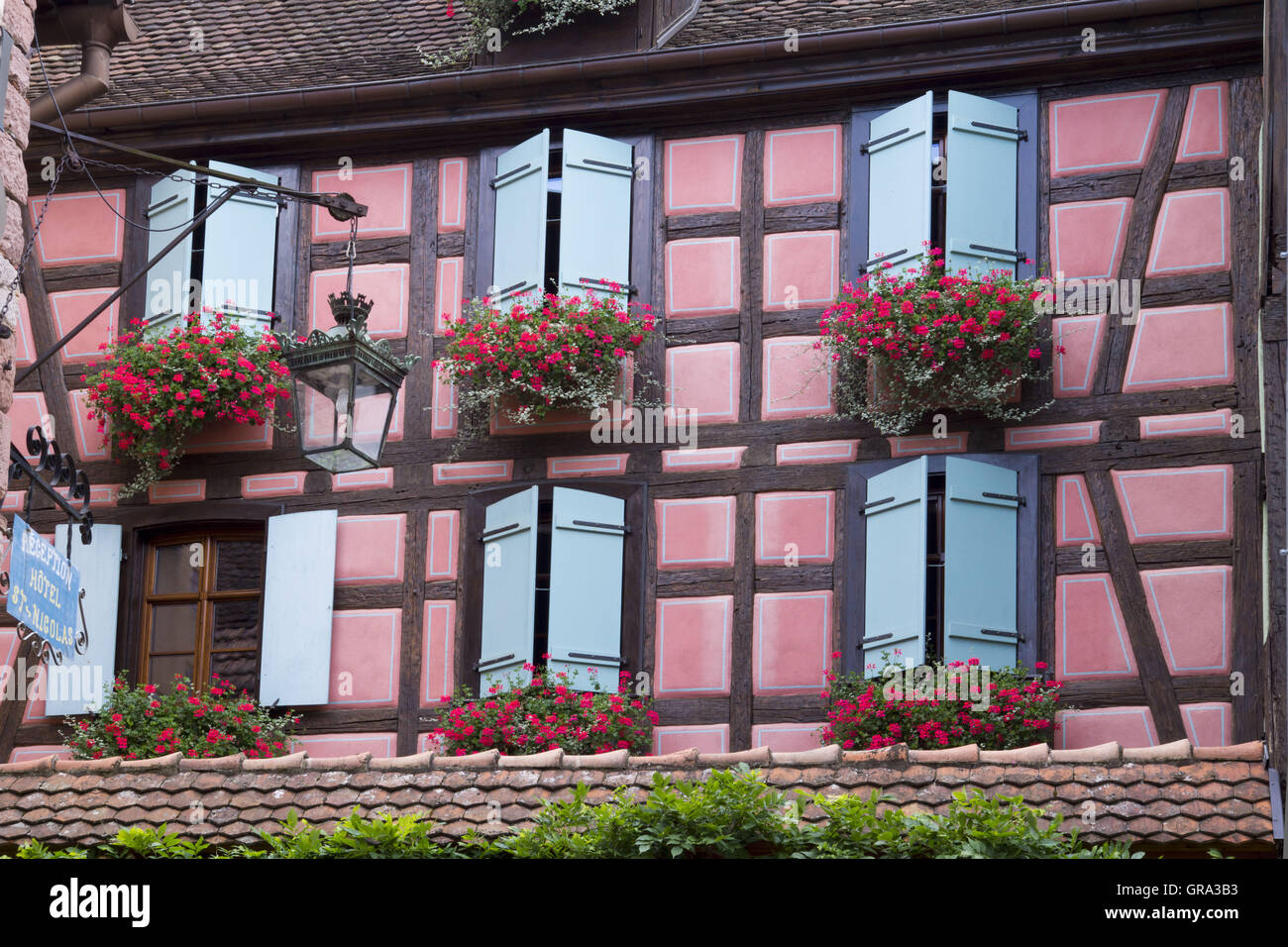 Fachwerkhaus, Riquewihr, Elsass, Departement Haut-Rhin, Frankreich, Europa Stockfoto
