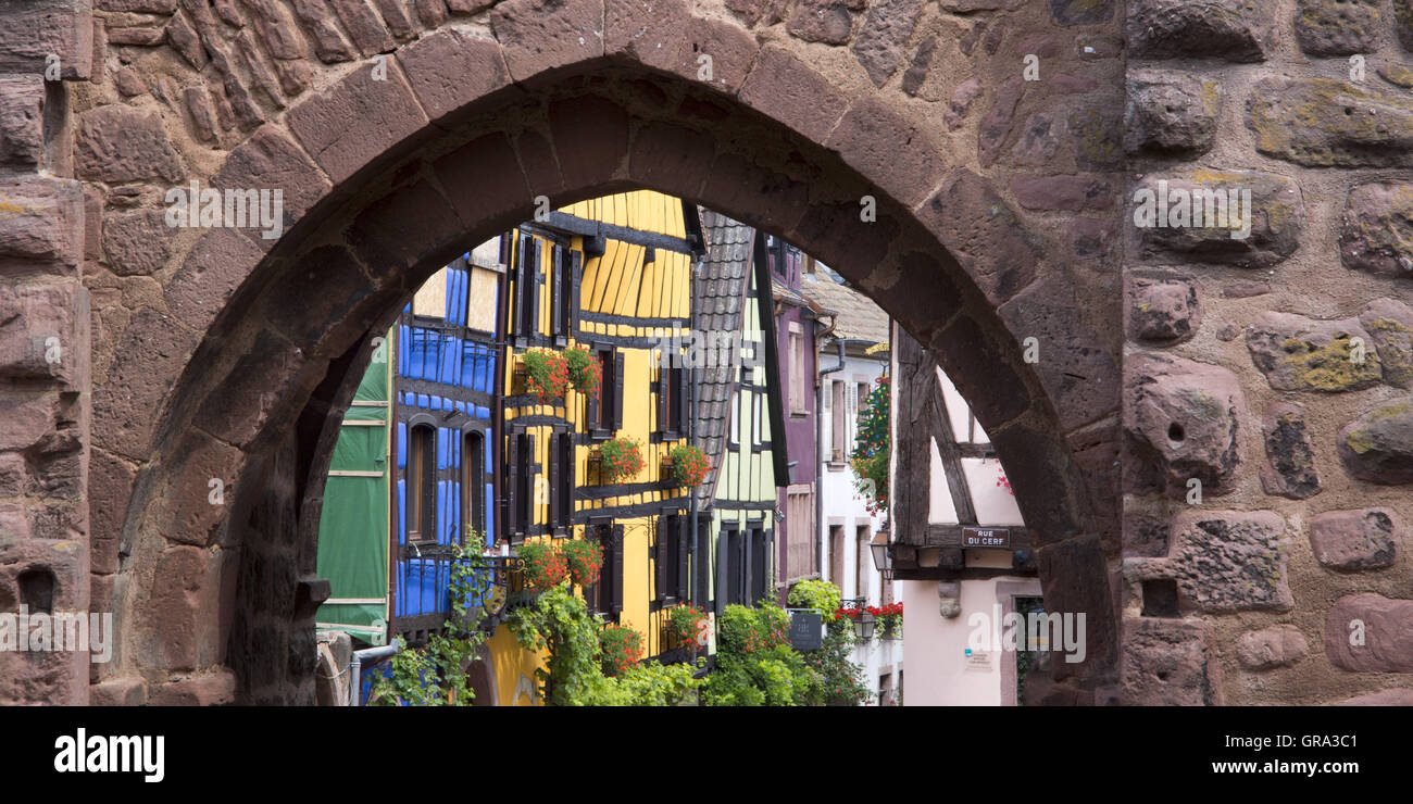 Rue Du Cerf, Riquewihr, Elsass, Departement Haut-Rhin, Frankreich, Europa Stockfoto