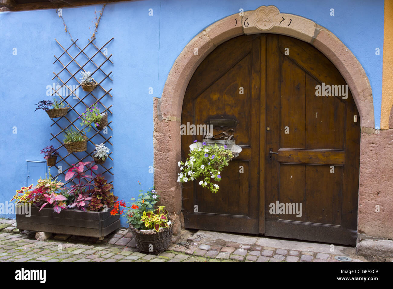Eingang Tür, Riquewihr, Elsass, Departement Haut-Rhin, Frankreich, Europa Stockfoto