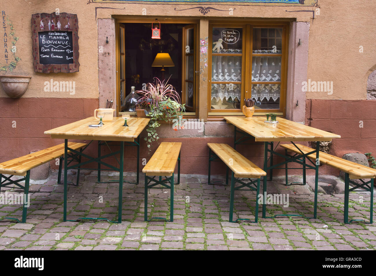 Restaurant im Freien, Riquewihr, Elsass, Departement Haut-Rhin, Frankreich, Europa Stockfoto