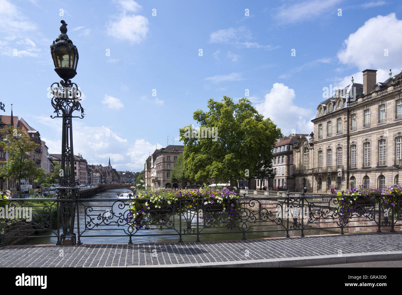 Brücke über der Ill, auf der rechten Seite das Rohan-Palast, Straßburg, Elsass, Frankreich, Europa Stockfoto