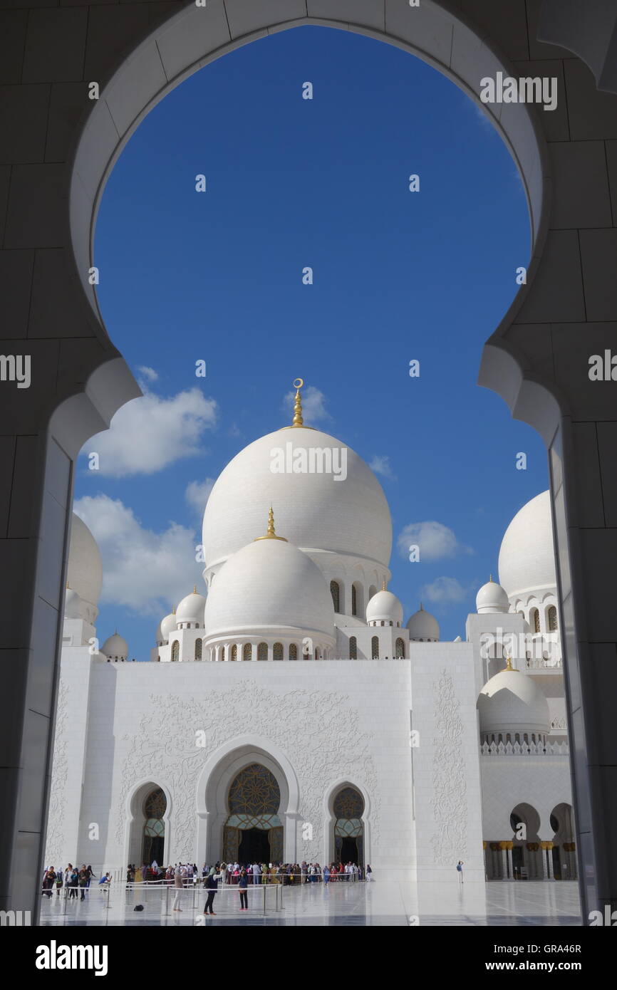 Blick durch einen Torbogen in einem der Kuppeln der großen Moschee in Abu Dhabi, Vereinigte Arabische Emirate Stockfoto