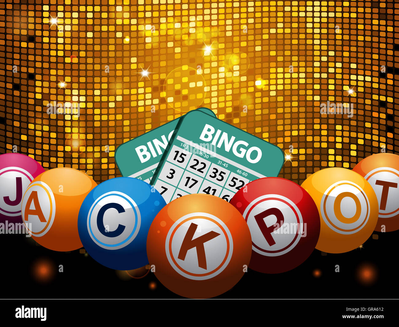 Bingo-Kugeln mit Jackpot Wort und Karten über goldene Disco Mauer Stockfoto