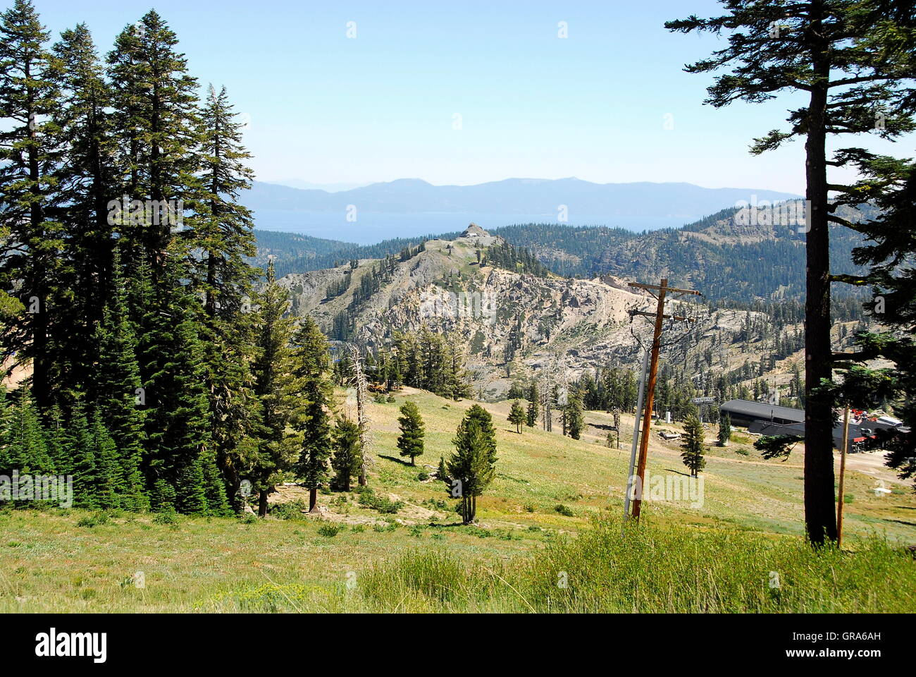 Wandern im Sommer in Squaw Valley Ski Resort bei Olympic Valley, Kalifornien.  Ansicht von KT-22 und Hochlager Stockfoto