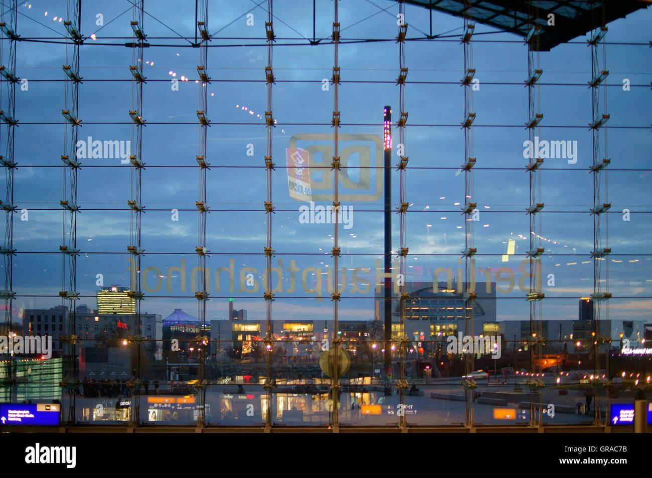 Die Glasfassade des Berliner Hauptbahnhofs Stockfoto