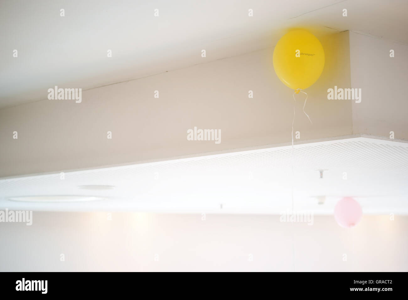 Luftballons an der Decke Stockfoto