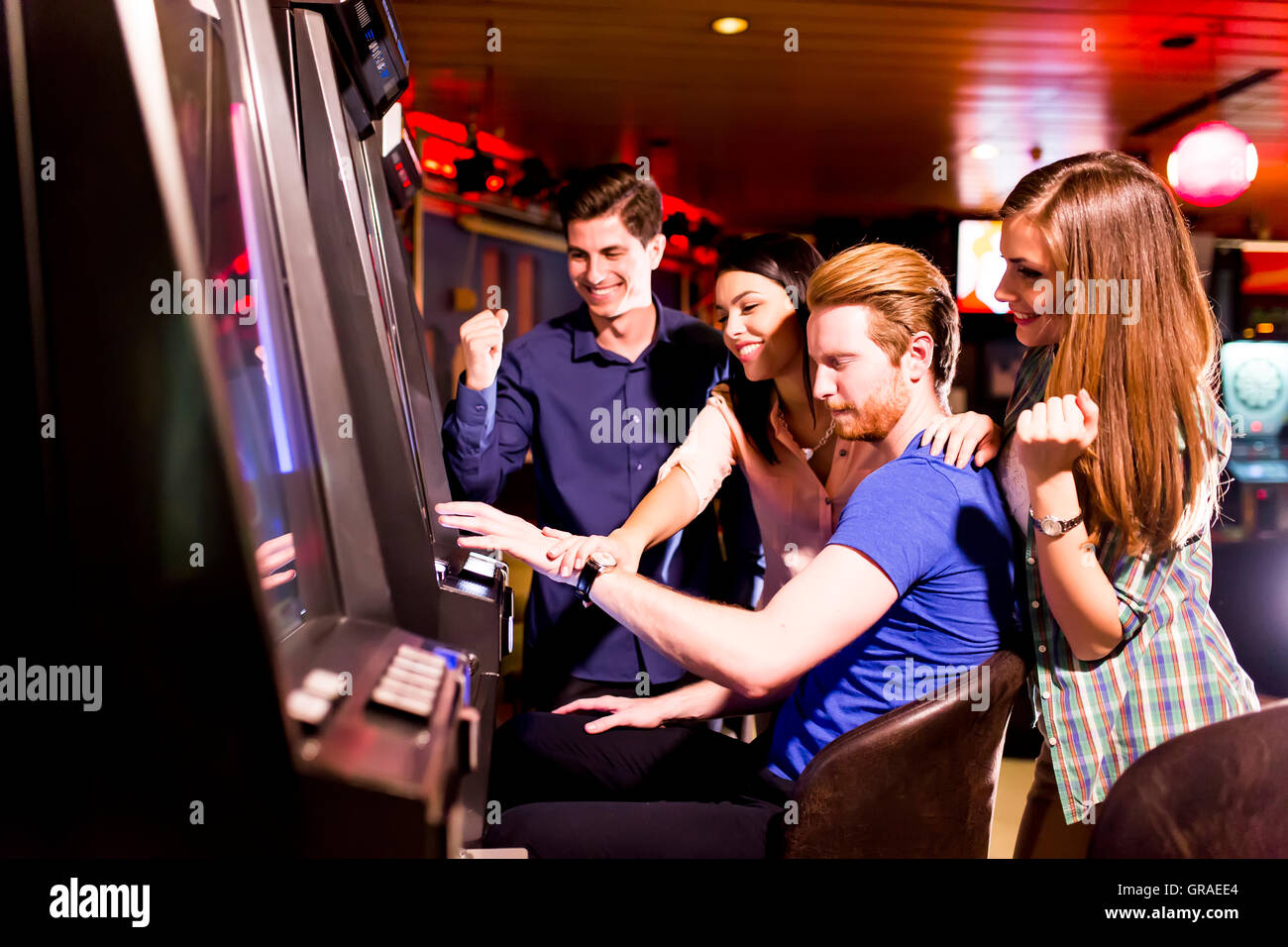 Junge Menschen spielen Jackpot im casino Stockfoto