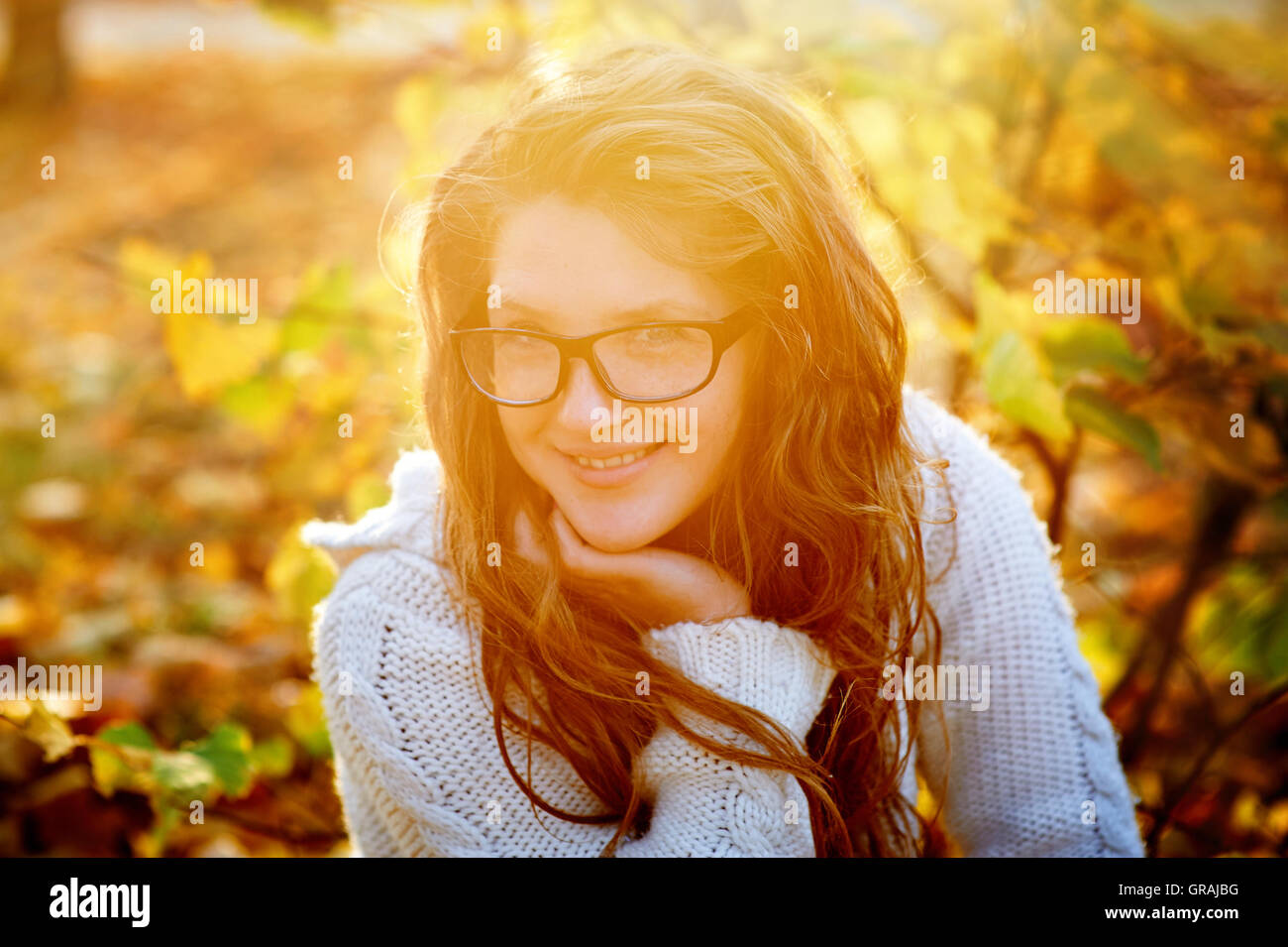 schöne Frau mit Sonnenbrille auf dem Hintergrund des gelben Laub im Herbst Park spazieren Stockfoto