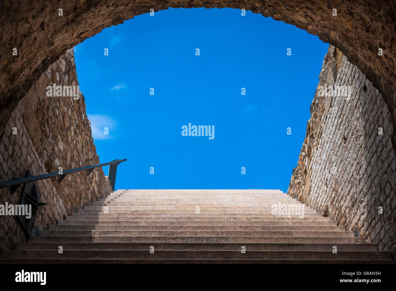 Wenige Schritte vom Durchgang in den Circo Romano, Tarragona, Katalonien, Spanien Stockfoto