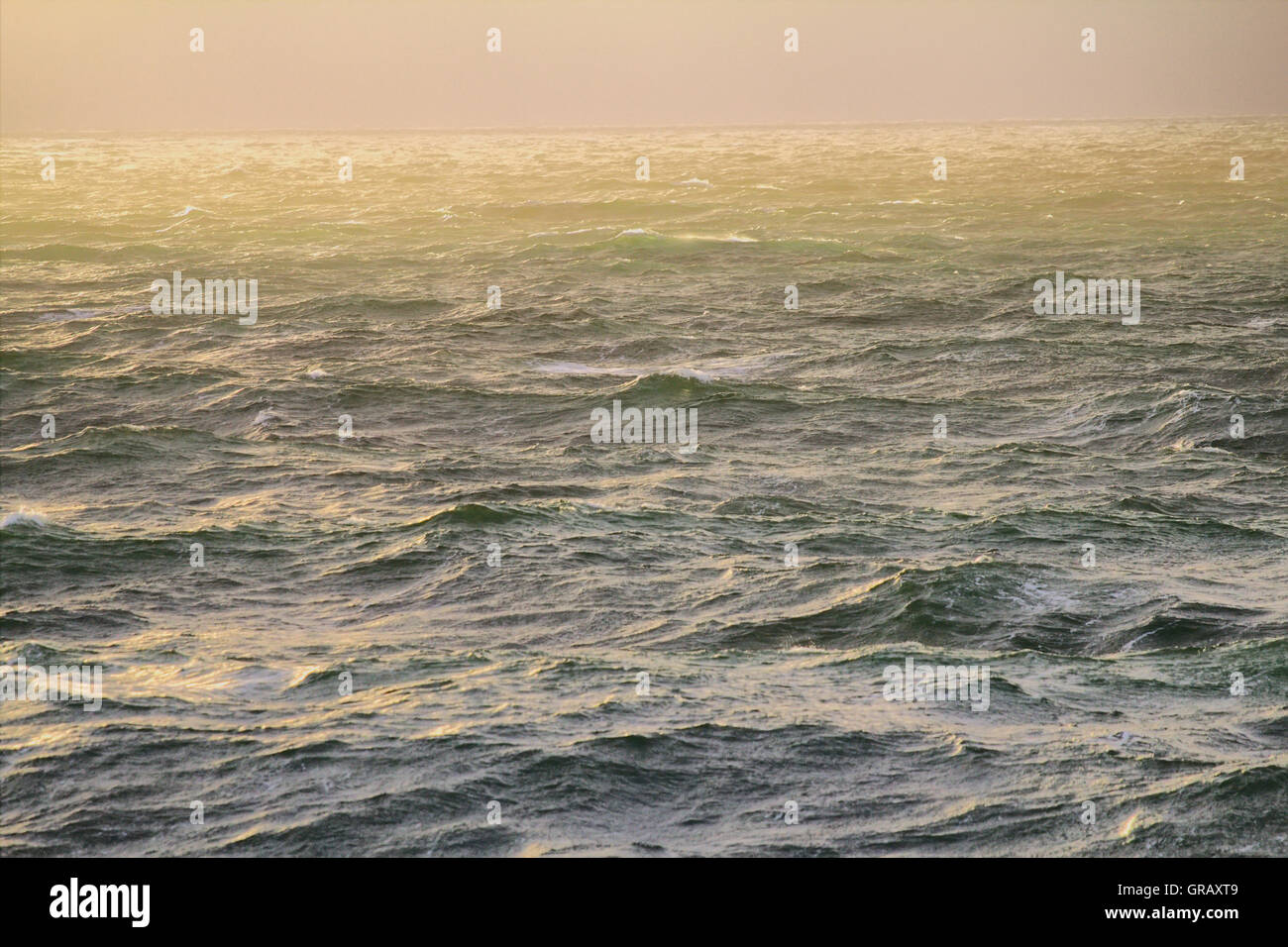 Sonnenlicht fiel auf den nebligen Karasee Stockfoto