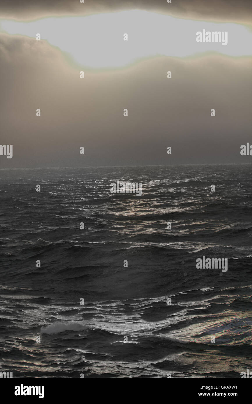 Scharfe Wellen im arktischen Meer. Am Horizont der nördlichen Insel Nowaja Semlja Stockfoto