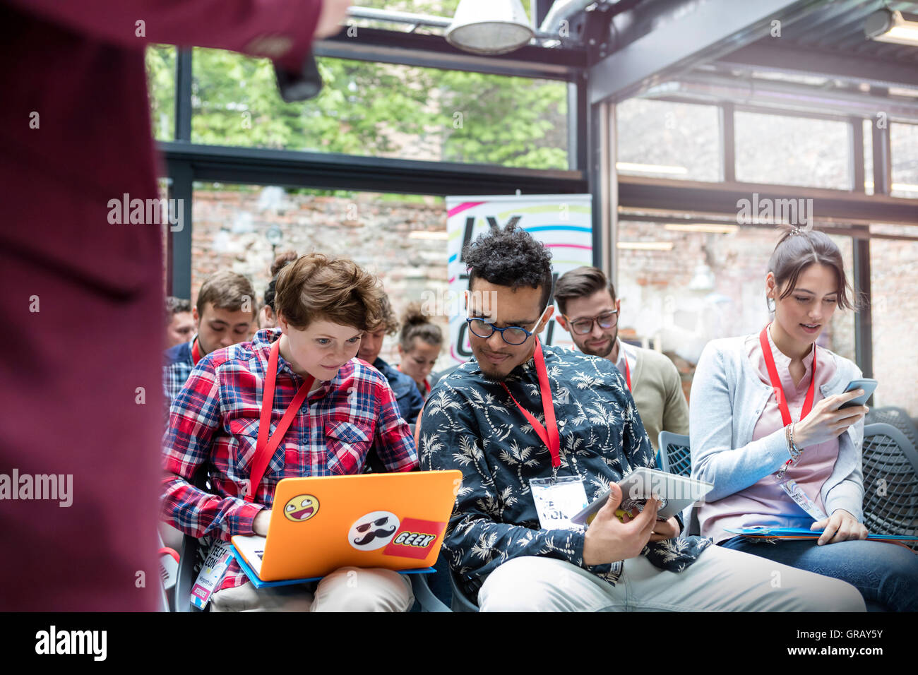 Publikum mit Handy, Laptop und digital-Tablette in Publikum auf Technology conference Stockfoto