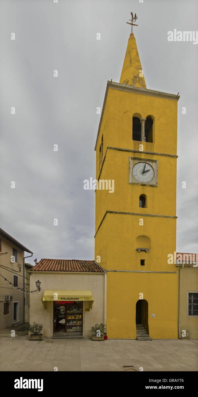 Der Senf-gelb Glockenturm der St. Georgskirche In Lovran, Istrien, Kroatien Stockfoto