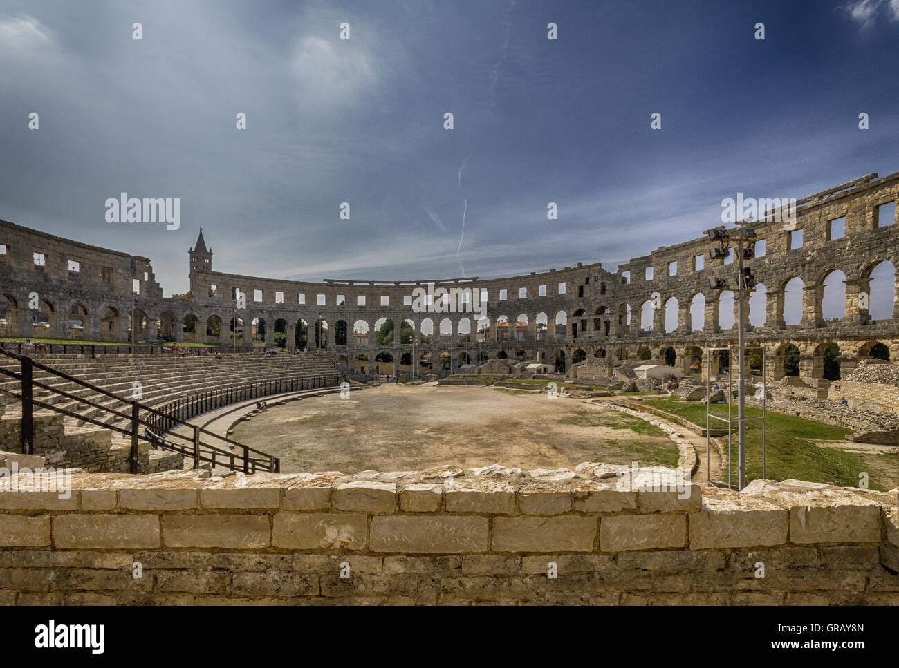 Römisches Amphitheater In Pula, erbaut von Kaiser Vespasian, Arkaden Ring innen, Istrien, Kroatien, Blick nach Süden Stockfoto