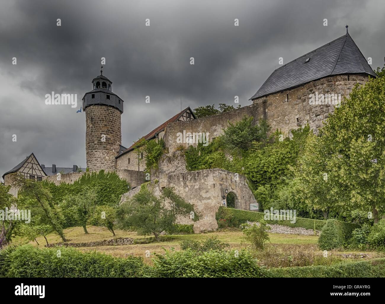 Dunkle Wolken über Zwernitz Castle, Blick von Südosten auf die Festung und der Bergfried Stockfoto