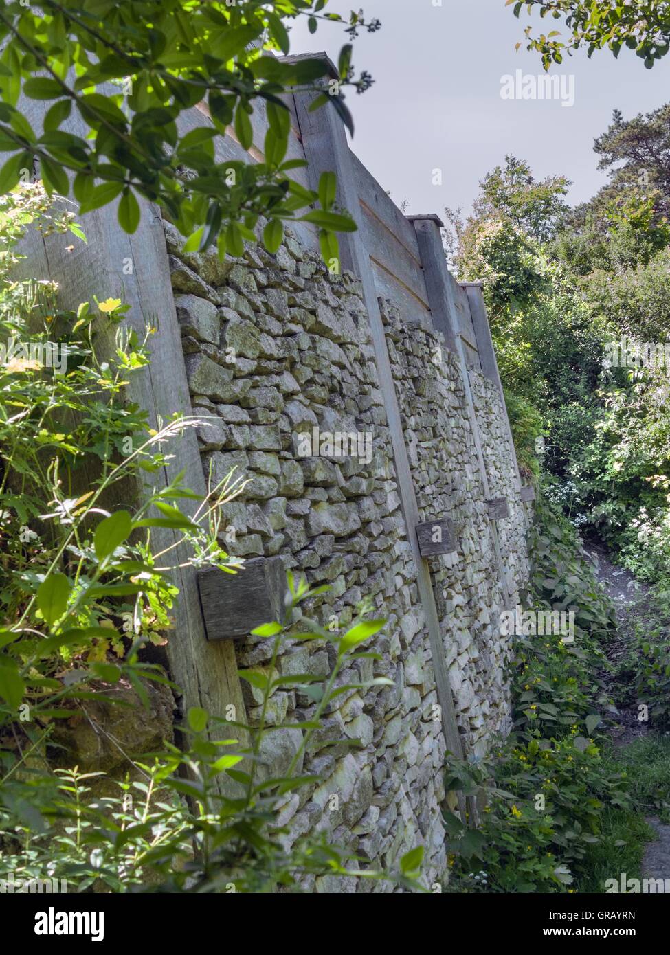 Rekonstruierten keltischen Pfostenschlitzmauer auf der Hochebene des Berges Staffelberg Stockfoto
