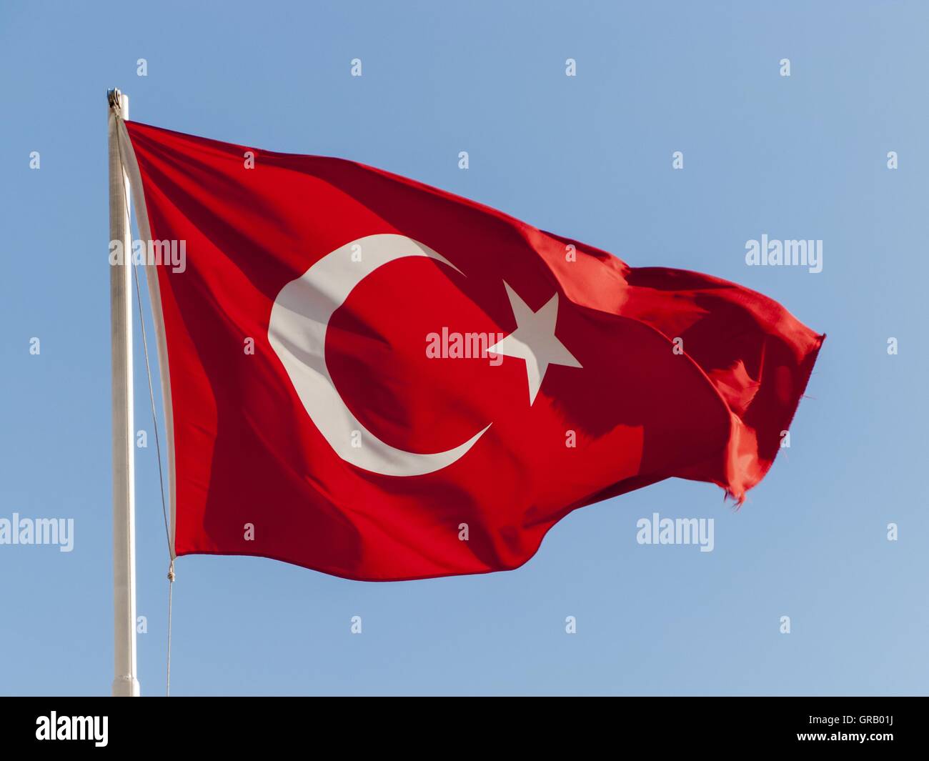 Die türkische nationale Fahne flattert im Wind Stockfoto