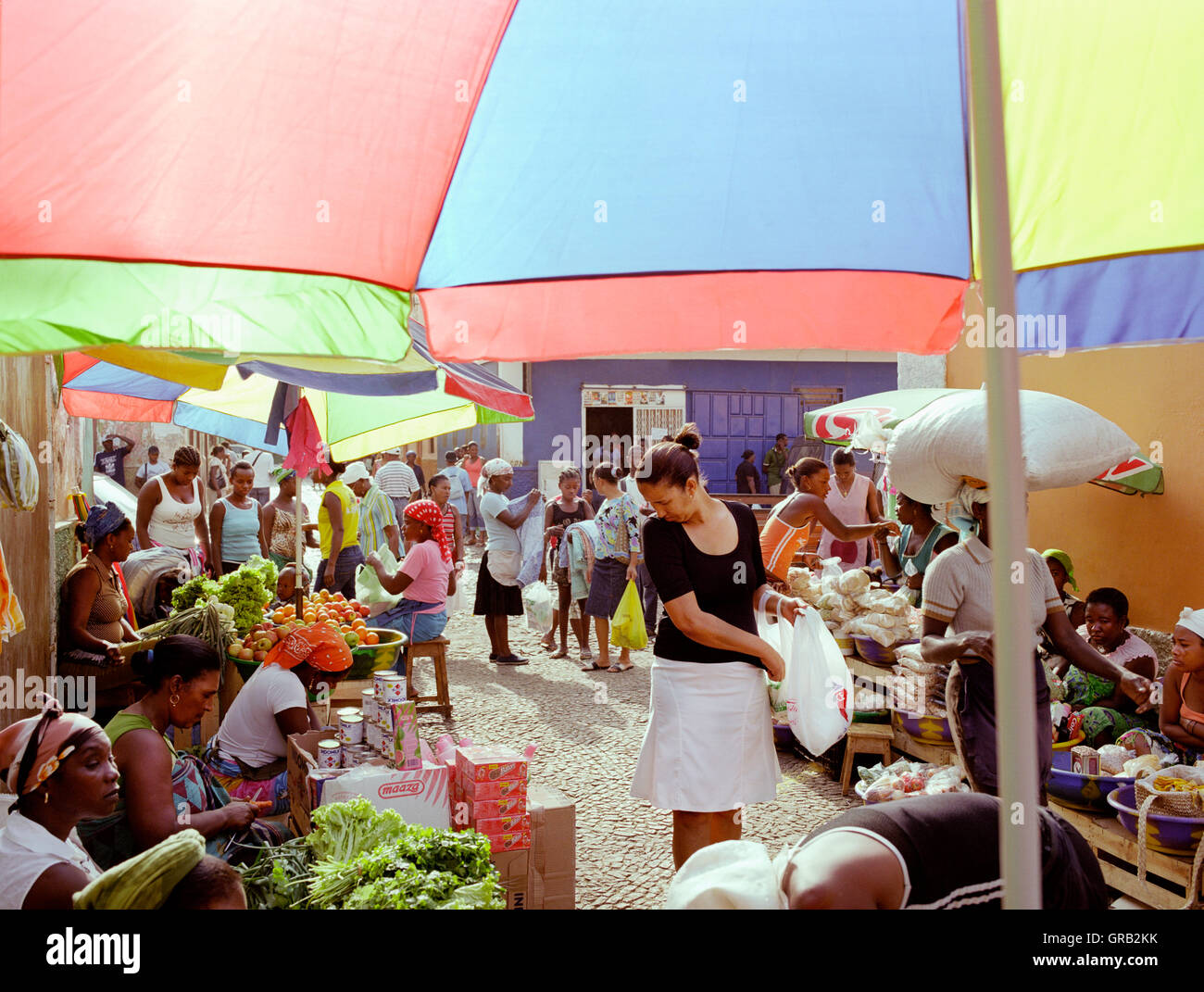 Eine Frau einkaufen bei Mercado de Prahia, ein Morgenmarkt in der Stadt Praia, Santiago, Kapverden, Afrika. Stockfoto