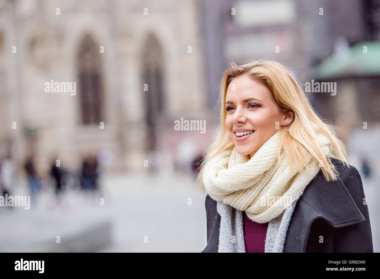 Frau auf einem Spaziergang im Zentrum der Stadt. Winter Stockfoto