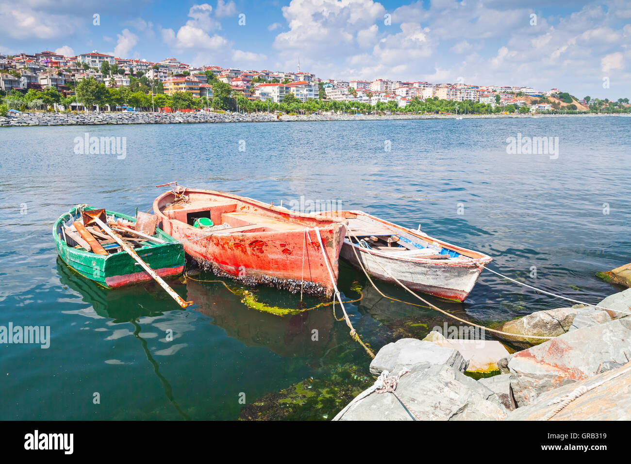 Drei alte hölzerne Fischerboote vertäut im kleinen Hafen von Avcilar, Istanbul, Türkei Stockfoto