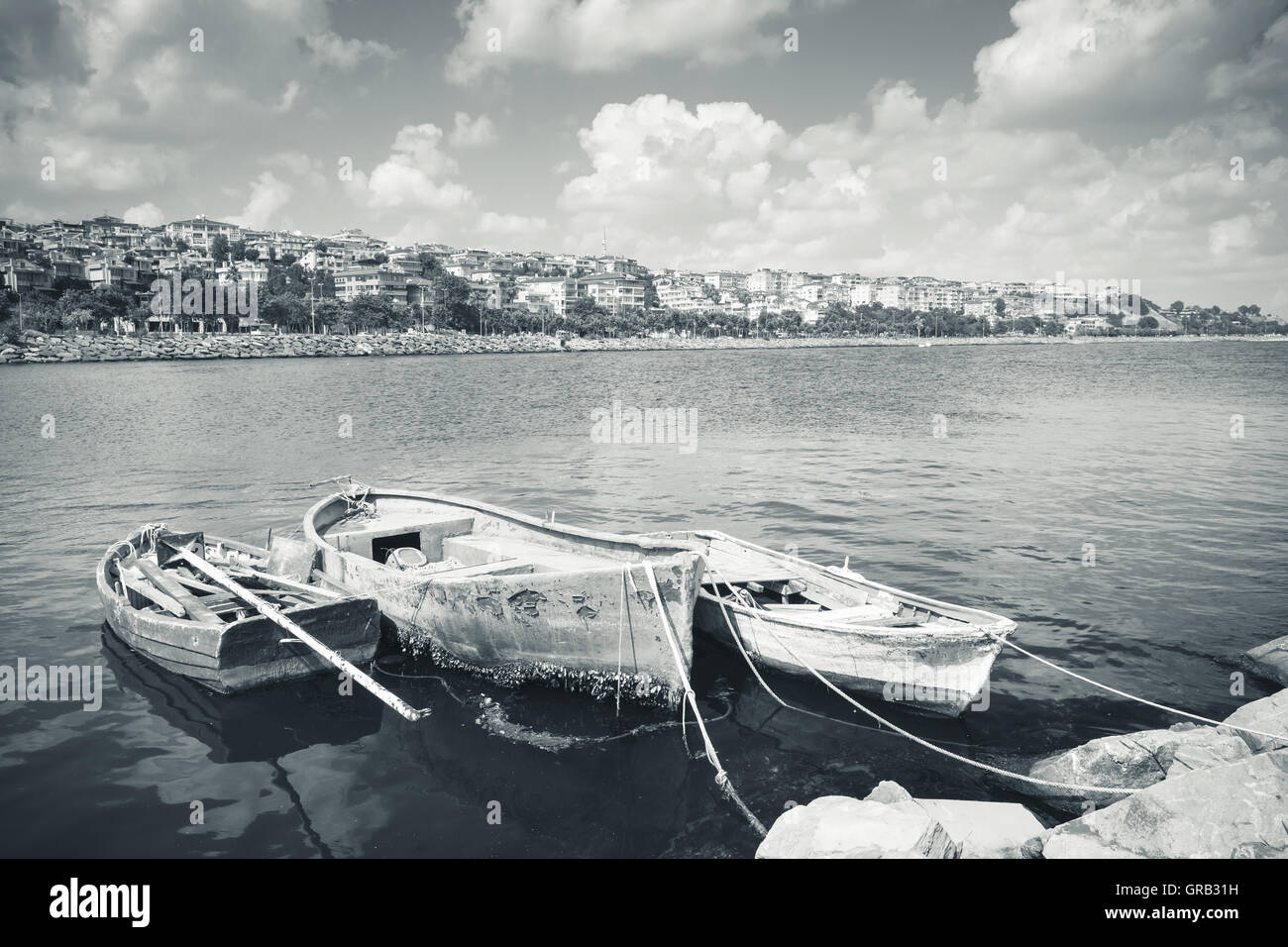 Blau getönten Retro-stilisierte Foto von drei alte hölzerne Fischerboote vertäut im kleinen Hafen von Avcilar, Istanbul, Türkei Stockfoto