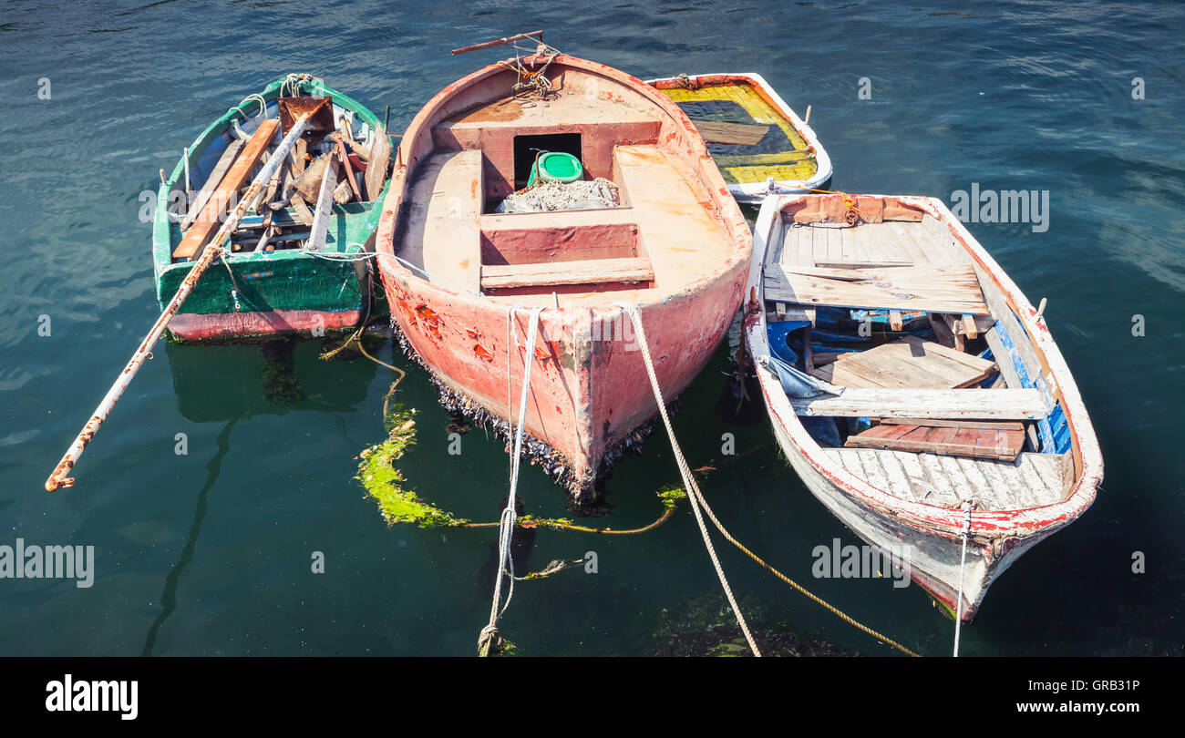 Alte kleine hölzerne Fischerboote vertäut im Hafen von Avcilar, Istanbul, Türkei Stockfoto