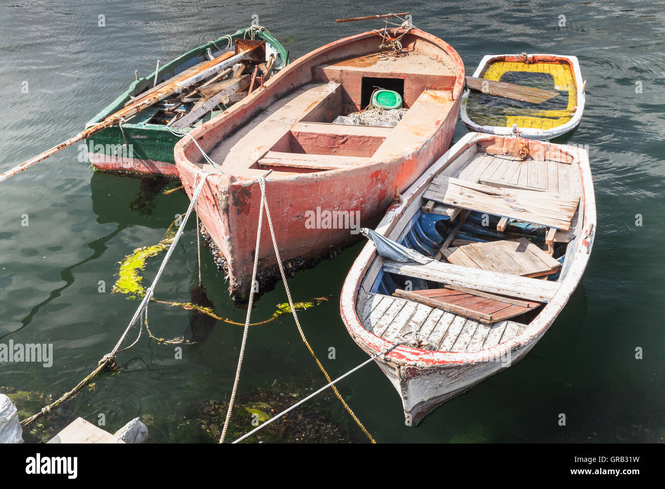 Alte kleine Fischerboote vertäut im Hafen von Avcilar, Istanbul, Türkei Stockfoto