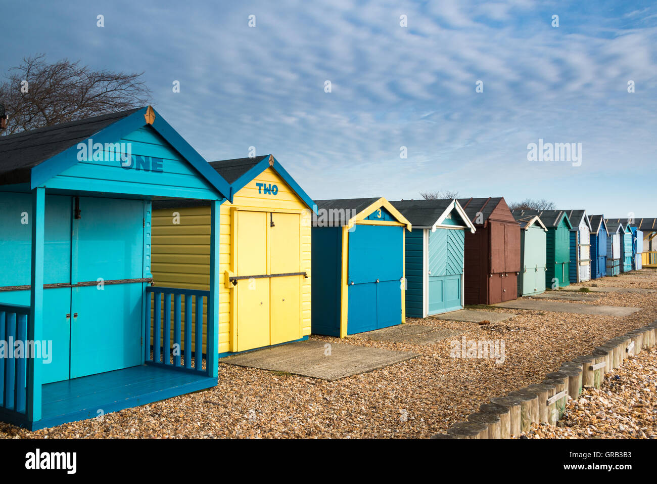 Strandhütten auf Calshot Strand, Hampshire, UK Stockfoto