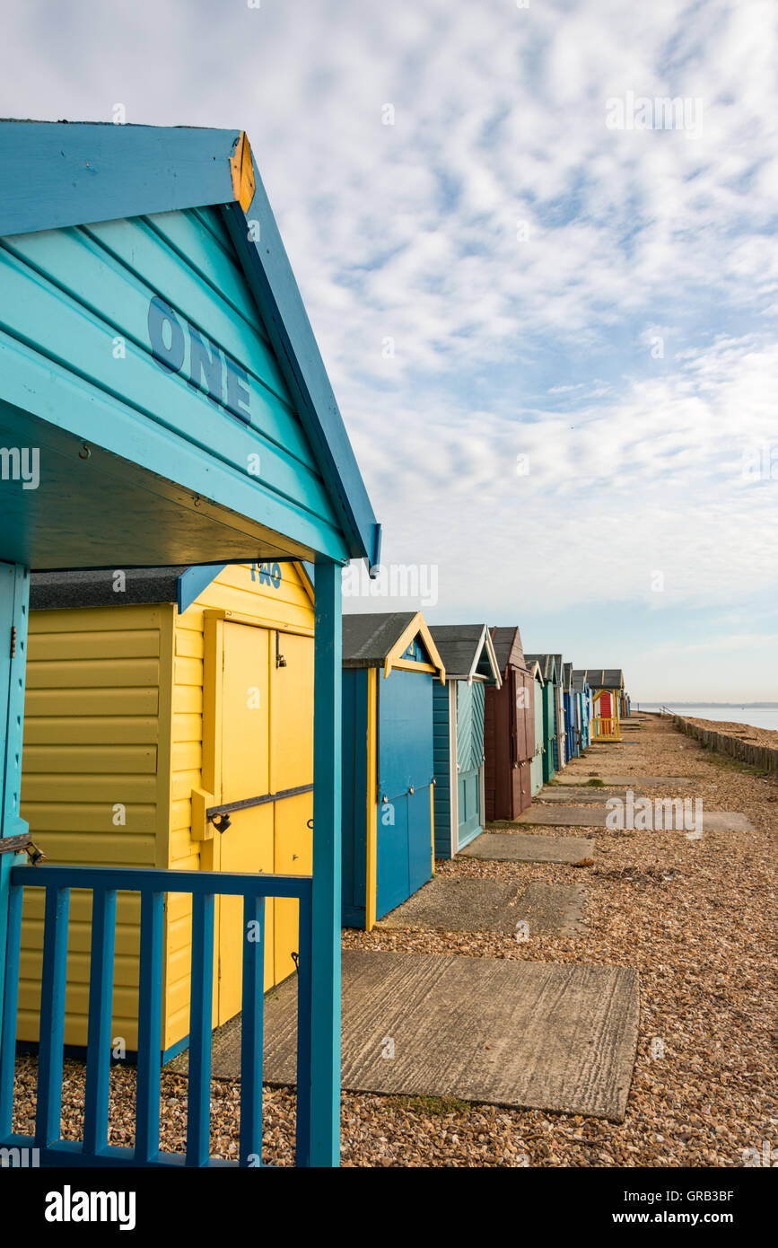 Strandhütten auf Calshot Strand, Hampshire, UK Stockfoto