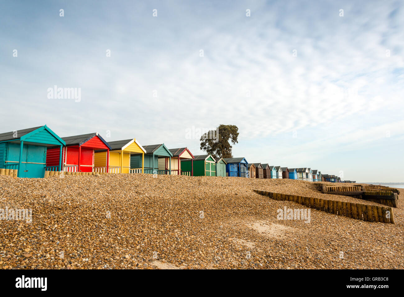 Strandhütten auf Calshot Strand, Hampshire, UK Stockfoto