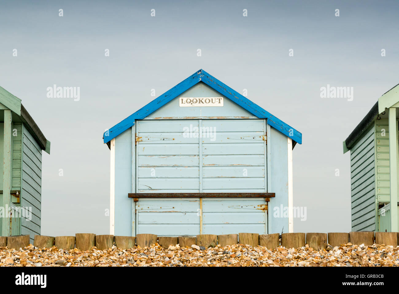 Strandhütten auf Calshot Strand, Hampshire, UK Stockfoto