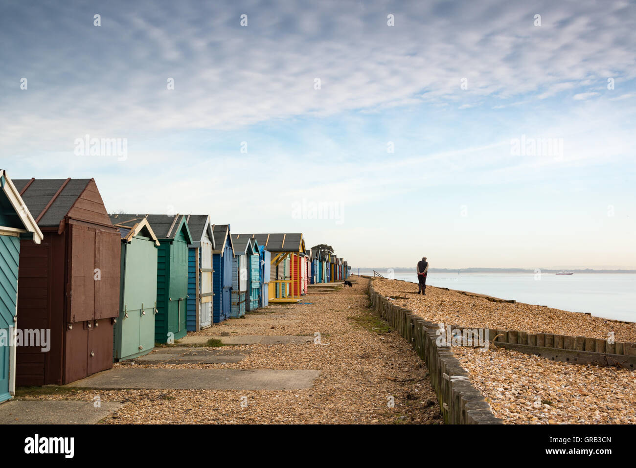 Strandhütten auf Calshot Strand, Hampshire, UK Stockfoto