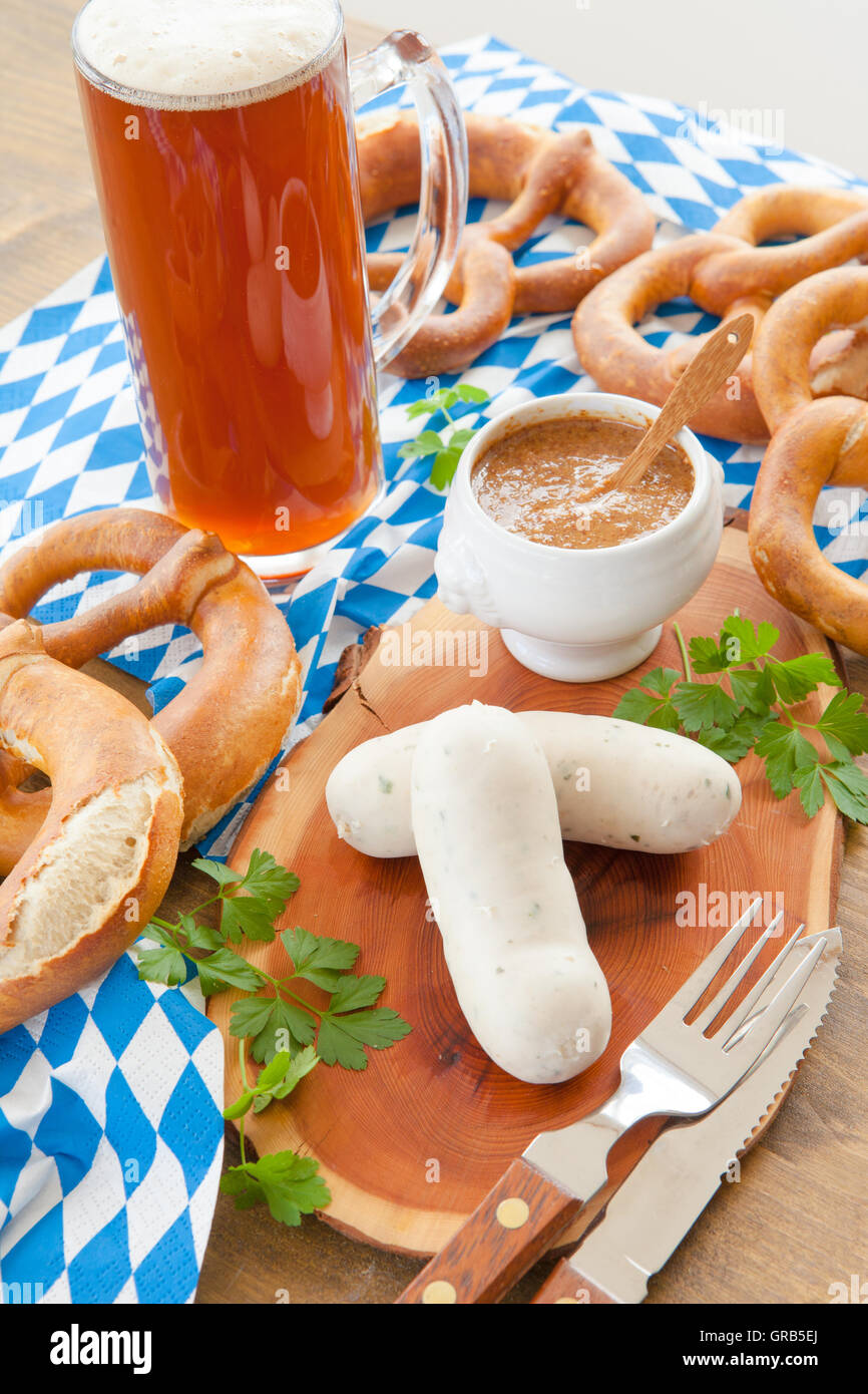 Bayrische Weißwürste und Brez ' n Stockfoto