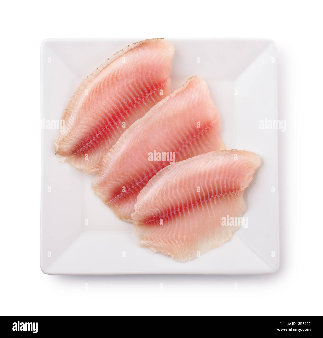 Draufsicht der Teller mit rohem Fischfilet isoliert auf weiss Stockfoto
