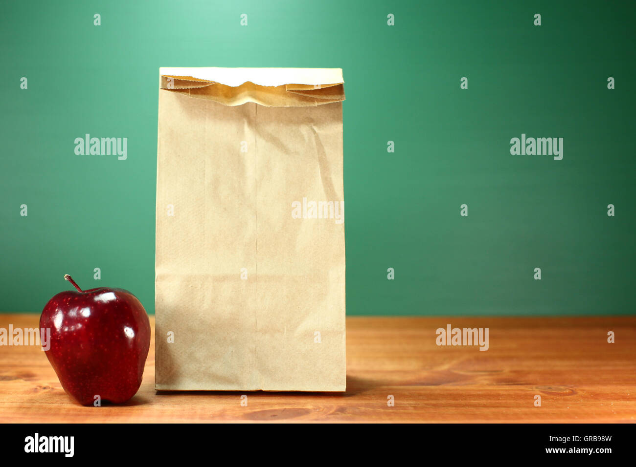 Schule-Mittagessen-Sack auf Lehrer Schreibtisch Stockfoto