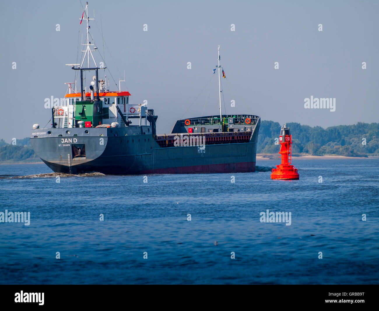 Feederschiff Jan D an der Elbe ausgehend vom Hamburger Hafen. Stockfoto