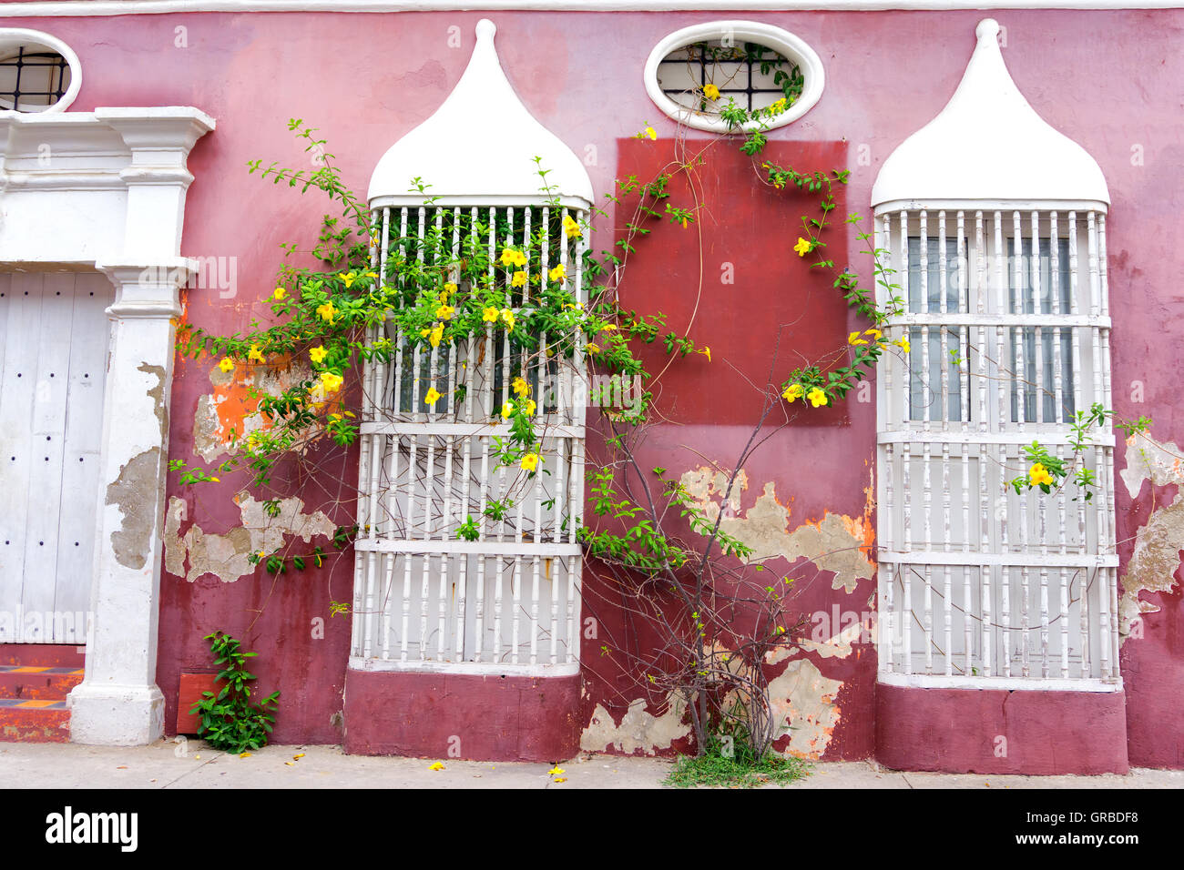 Schöne rosa Kolonialarchitektur in der Altstadt von Cartagena, Kolumbien Stockfoto