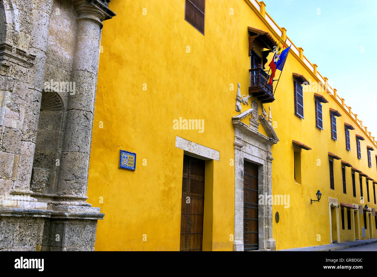 Schöne gelbe Kolonialarchitektur in der Altstadt von Cartagena, Kolumbien Stockfoto